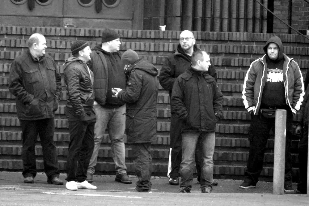 Mobilisiert wurde nicht öffentlich. Ein Facebookbeitrag einer lokalen Neonazi-Aktivistin wies jedoch im Vorfeld auf die Aktion hin.