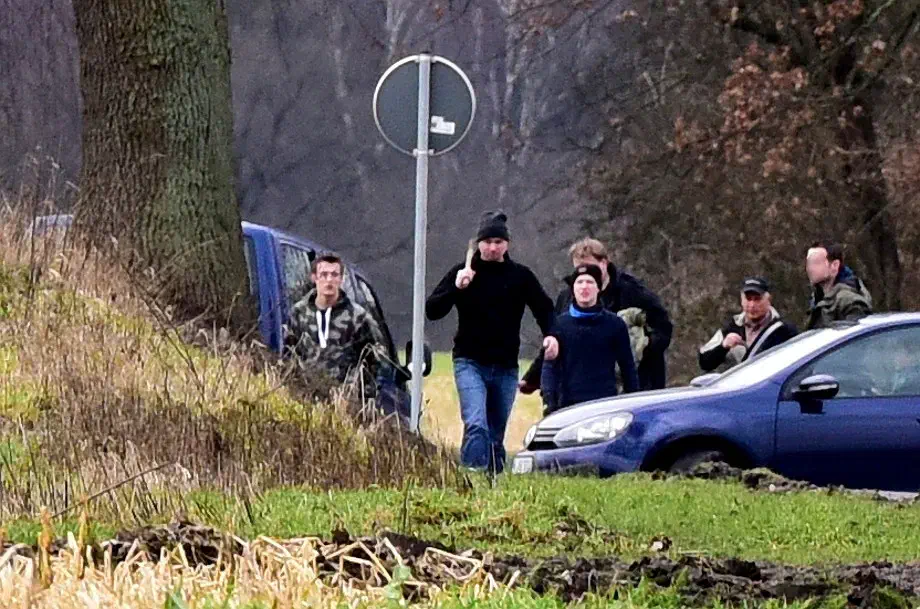 Zu Beginn der Veranstaltung versuchten weitere Neonazis zum Veranstaltungsort zu gelangen. Dabei kam es zu Auseinandersetzungen, GegendemonstrantInnen wurden attackiert.