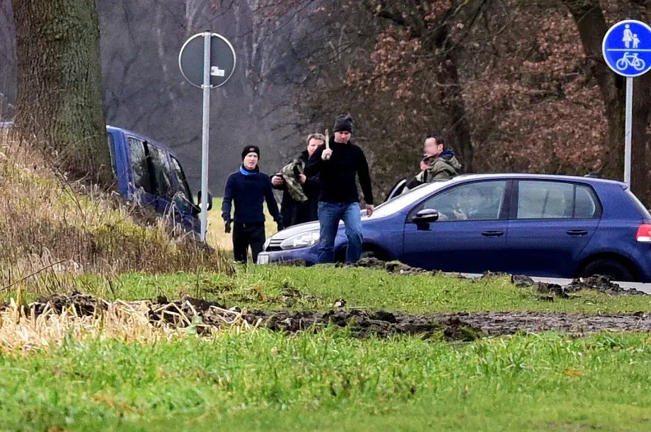 Im Anschluss daran zog sich ein Teil der angereisten Neonazis an die Ortsgrenze zurück, wo sie von eingesetzten Polizeibeamten kontrolliert wurden.