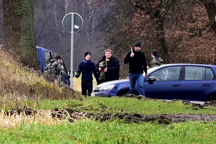 Die Polizei untersagt anwesenden PressevertreterInnen sich der Situation zu nähern. Die Neonazis für ihren Teil bewaffneten sich trotzdem. Bereits zuvor hatten sie mit Schlagwaffen GegendemonstratInnen attackiert.