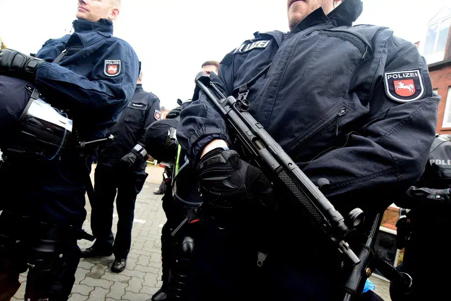 Ein Polizeibeamter trug zu diesem Zeitpunkt offen eine Maschinenpistole (MP5)... 