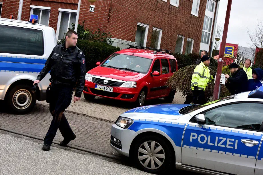 Gegen 14Uhr wurde die Kundgebung für beendet erklärt. Die angereisten TeilnehmerInnen verliessen daraufhin den Ort des Geschehens.