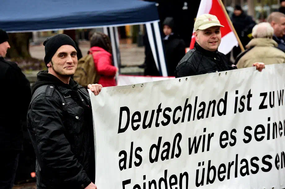 Dem Motto: "Das Boot ist voll!" folgten insgesamt 17 AnhängerInnen der vom Verbot bedrohten Neonazipartei