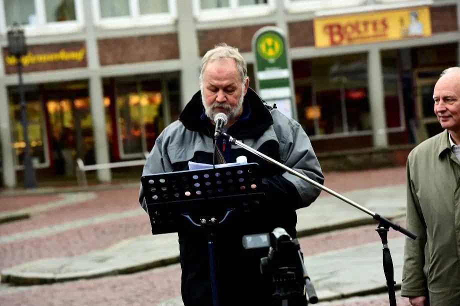 Als Veranstaltungsleiter trat Manfred Dammann, Mitglied im NPD-Landesvorstand und Vorsitzender des NPD-Unterbezirkes Stade in Erscheinung.