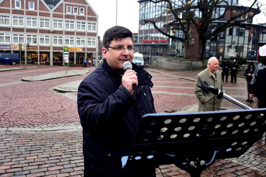 Bei einem weiteren Redner handelte es sich um Ingo Helge, dem stellvertretendem Landesvorsitzenden der NPD-Niedersachsen. 