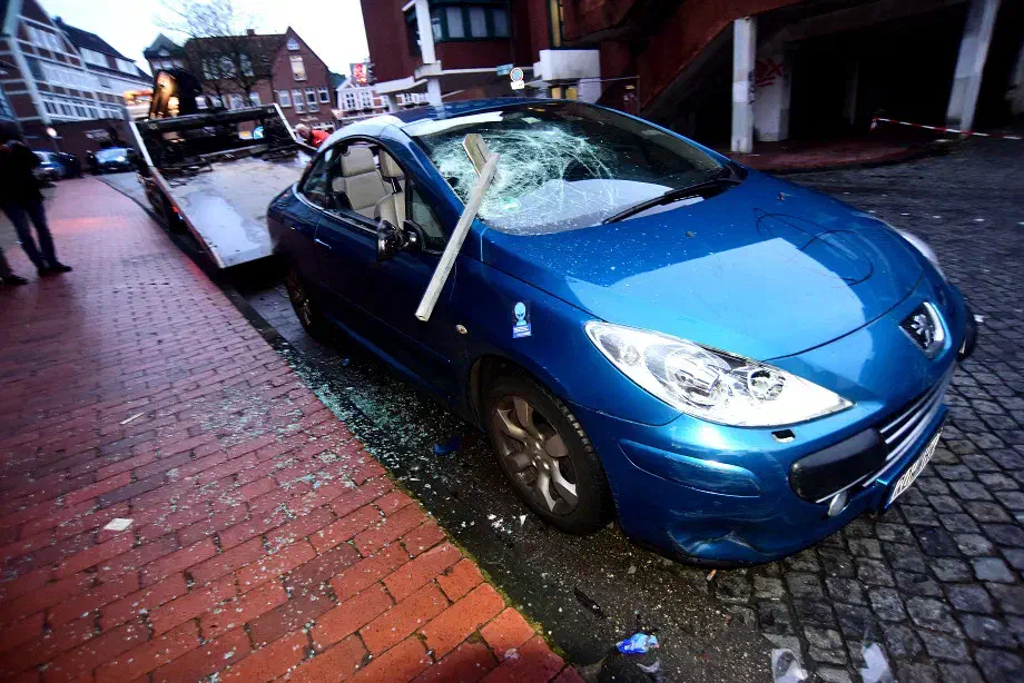 Das Fahrzeug einer Teilnehmerin der NPD-Kundgebung, in unmittelbarer Nähe des Veranstaltungsortes geparkt, wurde im Verlauf des Tages schwer beschädigt..