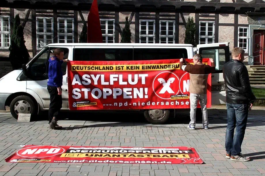 Zu der, zuvor im Internet mobilisierten Kundgebung erschienen lediglich 12 AnhängerInnen der neonazistischen Partei.