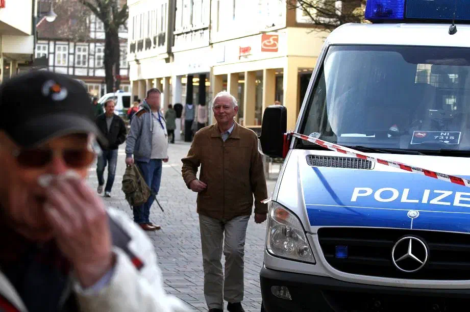 Der Landesvorsitzende der NPD-Niedersachsen Ulrich Eigenfeld aus Oldenburg auf dem Fussweg zur Veranstaltungt.