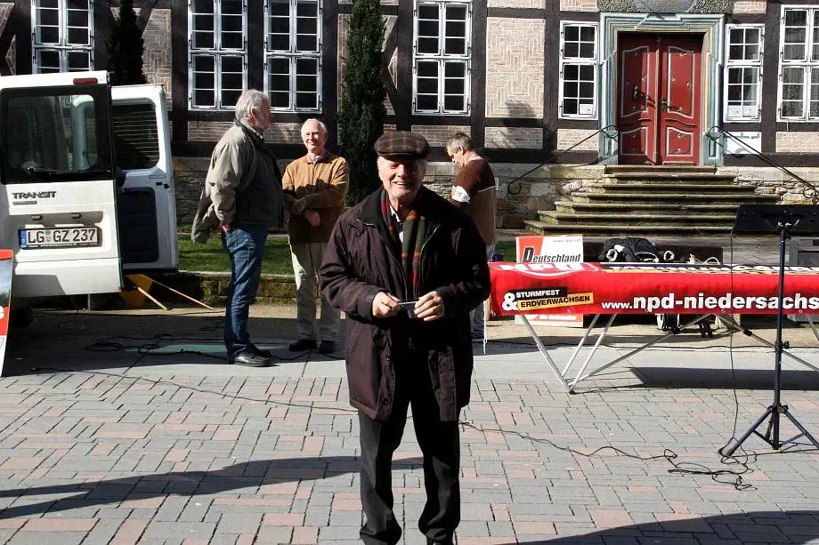 Bildmitte: Friedrich Preuß, seines Zeichens Vorsitzender des NPD-Unterbezirkes Braunschweig.