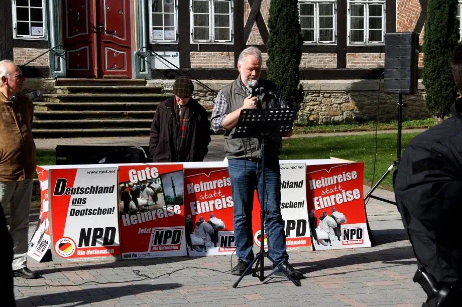 Der Organisationsleiter der NPD-Niedersachsen, Manfred Dammenn während der Verlesung von Auflagen der Kundgebung in Goslar.