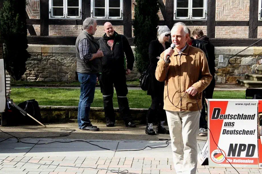 Beim eigentlichen Eröffnungsredner der Veranstaltung handelte es sich um den Landesvorsitzende der NPD-Niedersachsen Ulrich Eigenfeld