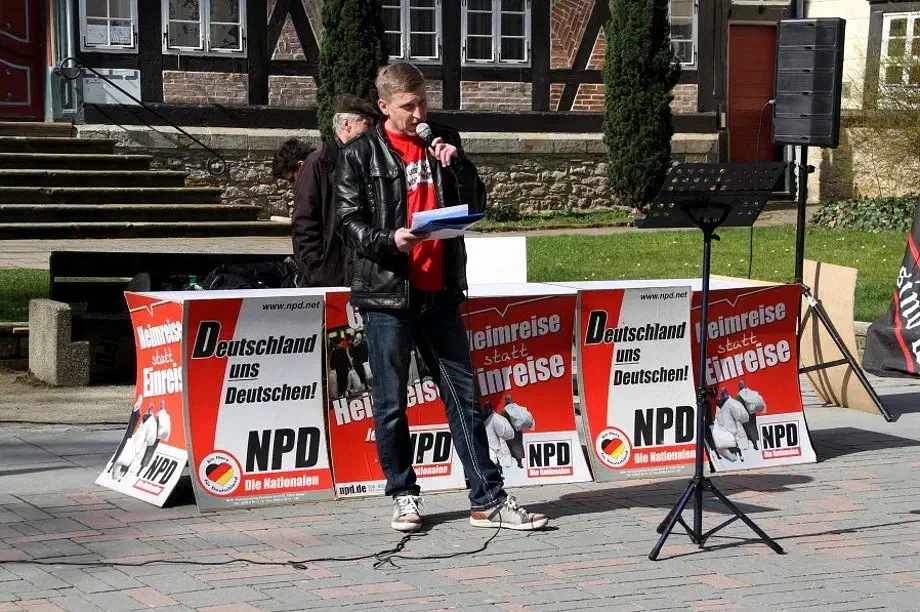 Beim zweiten Redner handelte es sich um Holger Weidner aus Werningerode. Weidner war bis dahin vor allem durch seine Teilnahme an Veranstaltungen der "BRAGIDA" in Braunschweig und seine Unterstützung der Partei "Die Rechte" aufgefallen.