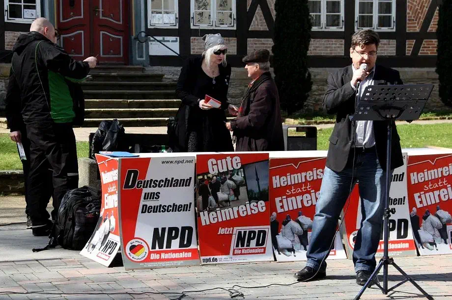 Als letzter Redner trat der stellvertretende Landesvorsitzende der NPD-Niedersachsen sowie Mitglied im NPD-Unterbezirk Heide-Wendland, Infgo Helge in Erscheinung.