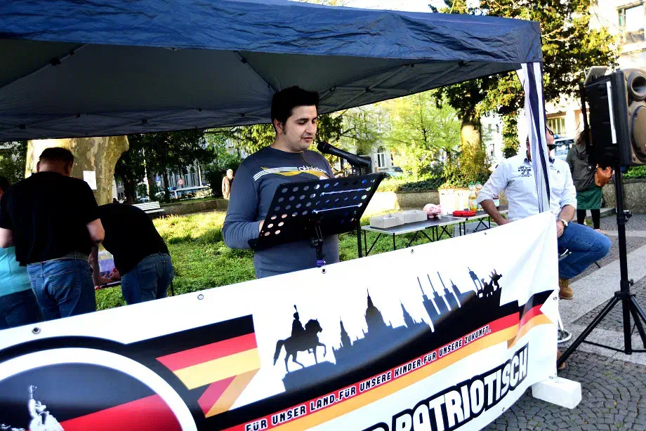 Der Versammlungsleiter der Kundgebung...