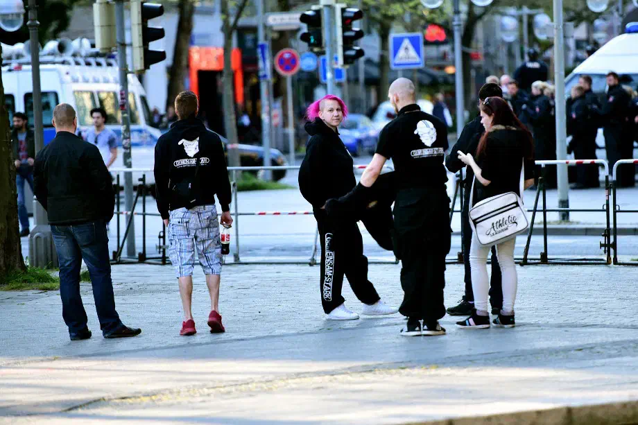 AnhängerInnen von "Gemeinsam Stark" am Rande der Kundgebung.