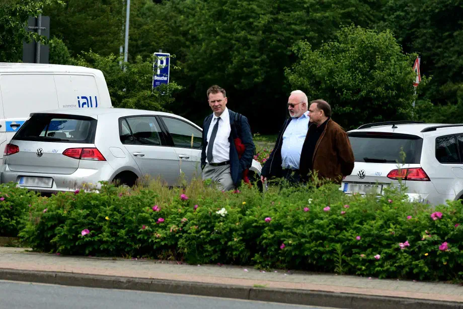 Organisiert wurde die Anreise von Mitgliedern der NPD-Ordnerdienstes und Mitgliedern der dort organisierten "Jungen Nationaldemokraten" (JN)