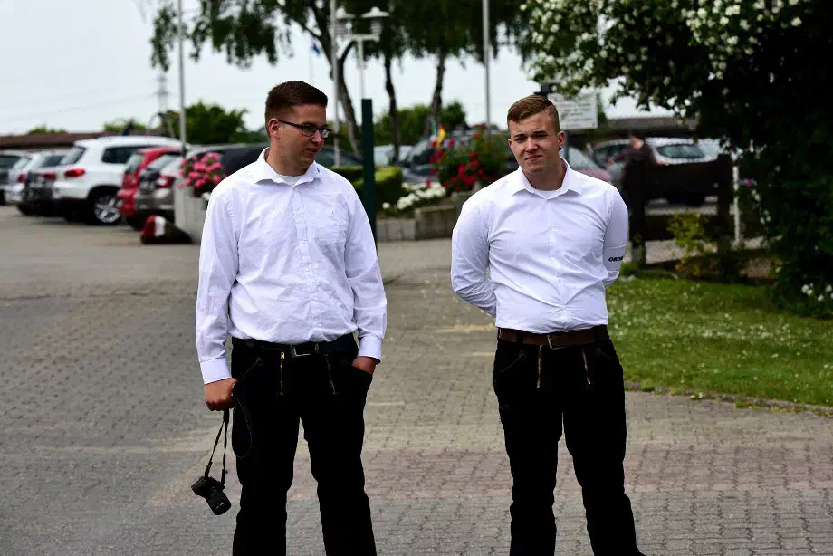 Beobachter*innen und mögliche Gegenproteste sollten so vom Veranstaltungsort abgeschirmt werden.