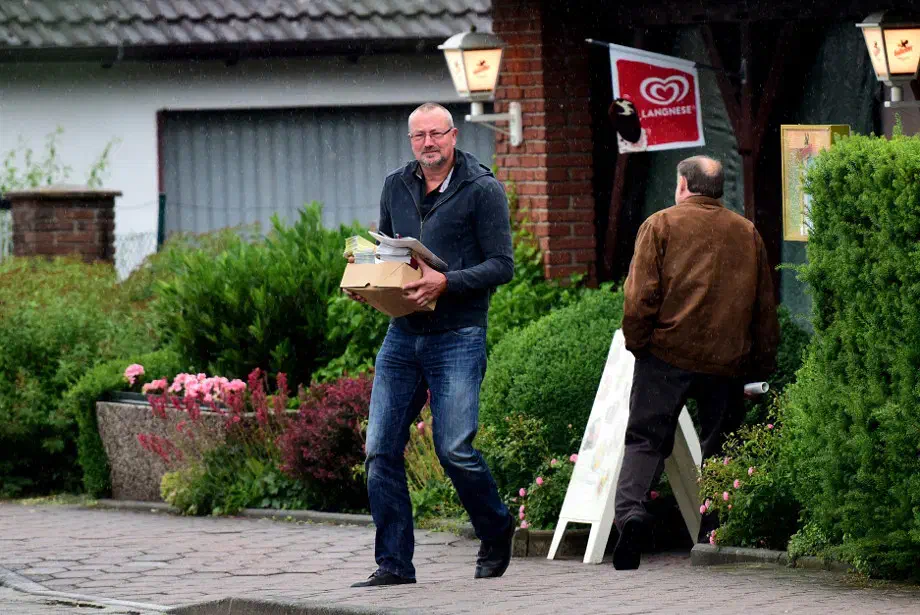 Die Delegierten der NPD-Niedersachsen wurden am Ende der Veranstaltung mit Propagandamaterialien für den bevorstehenden Wahlkampf ausgestattet.