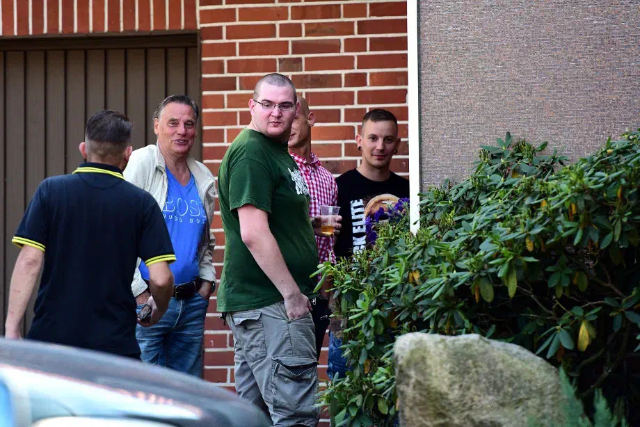 Die "Solidaritätsveranstaltung" wurde begleitet von einem grösserem Rahmenprogramm. Neben mehreren RednerInnen und dem Auftritt von neonazistischen LiedermacherInnen wurde Essen und Alkohol angeboten...Übernachtungsmöglichkeiten inklusive.