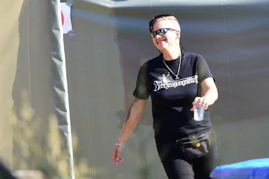 Neben dem Auftritt von Maik Krüger, alias "Liedermacher Maik" aus Magdeburg, wurde auch ein Auftritt der neonazistischen "Liedermacherin Karin" (hier im Bild) angekündigt. 