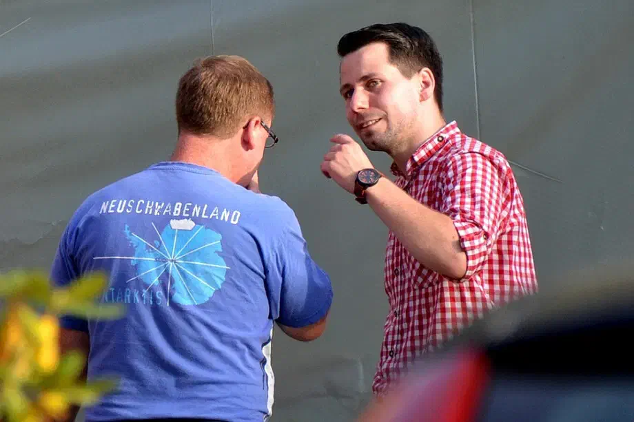 Dieter Riefling, hier im Gespräch mit dem Veranstalter Markus Walter, trat als Vertretung für den verhinderten Wolfgang Juchem ("Aktion freies Deutschland") auf. Riefling nutzte die Gelegenheit in Nordkampen um Werbung um für die neonazistische Kampagnendemonstration "Tag der deutschen Zukunft" (TDDZ) zu machen. Diese findet in diesem Jahr in Karlsruhe, Baden-Württemberg statt. Neonazis aus Karlsruhe waren eigens zu dem Zweck angereist um Werbung für die kommende Großdemonstration zu machen.