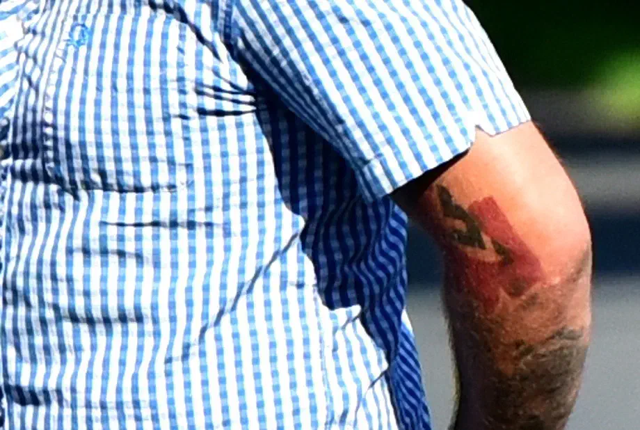 ... und Hakenkreuzfahne. Der Wahlspruch der "Waffen-SS" welcher sich ebenfalls auf dem Arm befindet und offen zur Schau gestellt wurde, ist in diesem Blickwinkel verdeckt... 