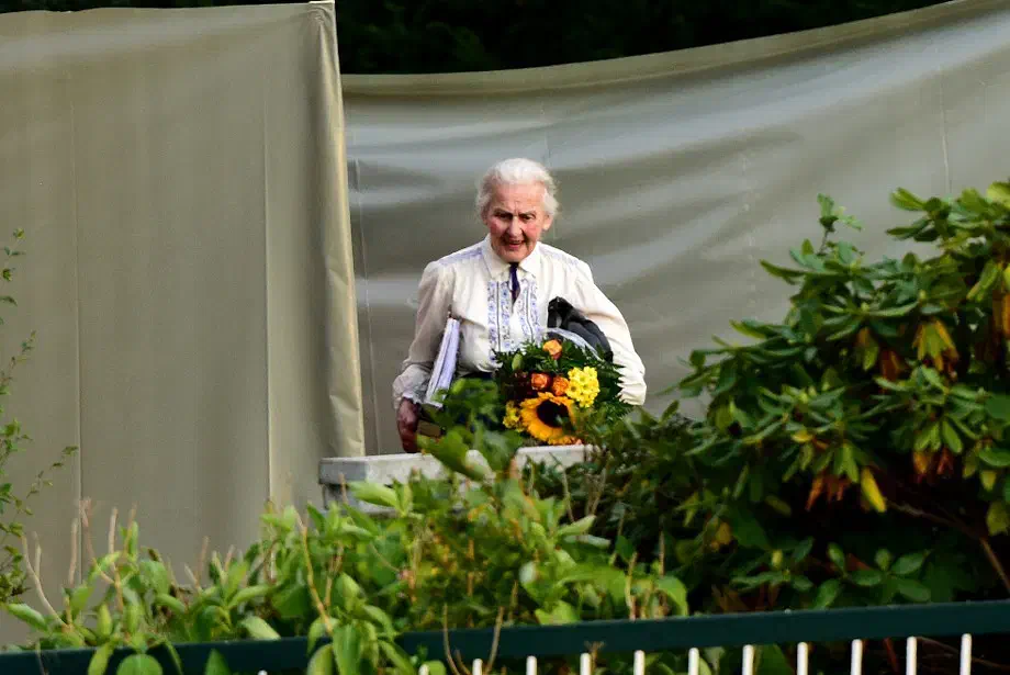 Der Redebeitrag von Ursula Haverbeck-Wetzel (hier im Bild) löste schließlich einen Eingriff der Polizei aus, da diese, den Holocaust in ihrem Redebeitrag unter anderem als Lüge bezeichnete.