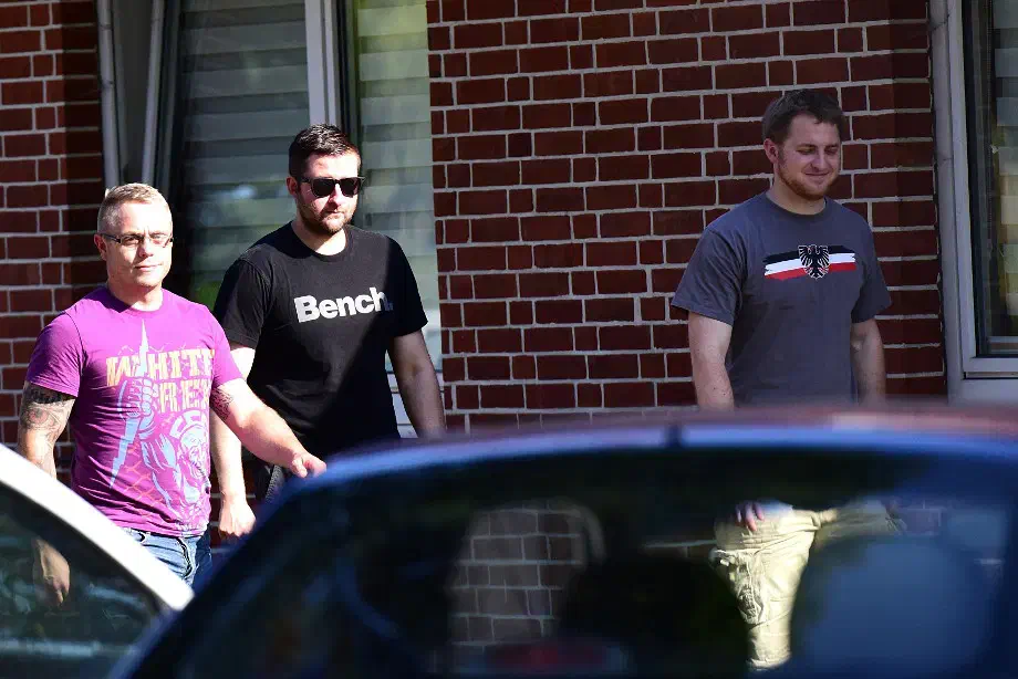 Ebenfalls für einen Redebeitrag in Nordkampen angekündigt war der Neonazi Michael Brück aus Dortmund (hier rechts im Bild).