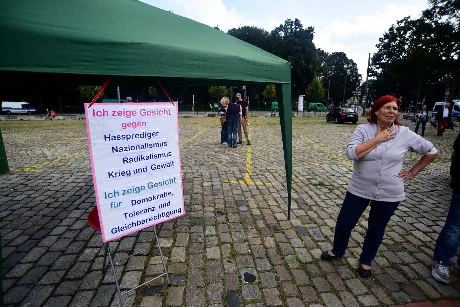 Doch die erwartete Anzahl an TeilnehmerInnen blieb aus. Nur eine Handvoll AnhängerInnen zog es an diesem Tag zum Hauptbahnhof Bremen, an dessen Nordseite die Kundgebung stattfand.