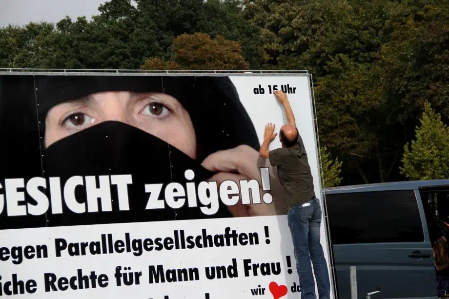 Aufgrund des technischen Problems wurde der Zeitpunkt des Veranstaltungsbeginns um eine Stunde nach hinten verschoben.