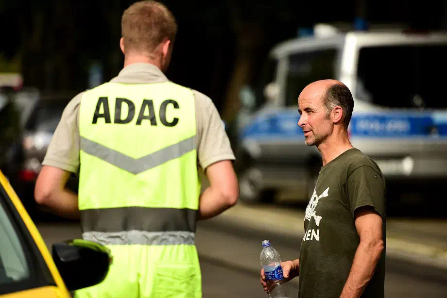 Auch der herbeigerufene ADAC konnte dem Veranstalter nicht helfen. Der ADAC verweigerte die Reperatur des Aggregats, da es sich um kein Fahrzeug handeln würde.