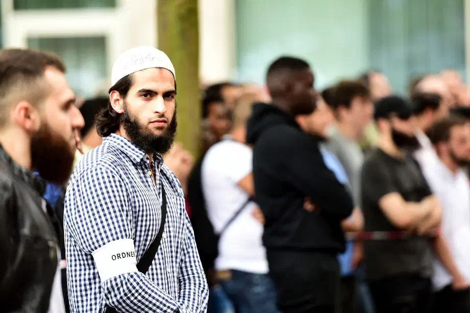 Zu diesem Zeitpunkt und in Ruf- und Hörweite startete auch die Veranstaltung der salafistischen Szene.