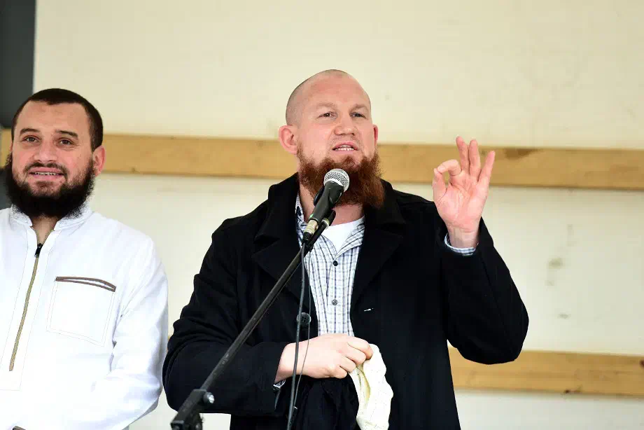 Die Kundgebung mit dem salafistischen Prediger Pierre Vogel sollte ursprünglich vor dem Hauptbahnhof stattfinden. Aus Sicherheitsgründen wurde die stationäre Kundgebung allerdings auf die Rückseite des Bahnhofs verlegt.