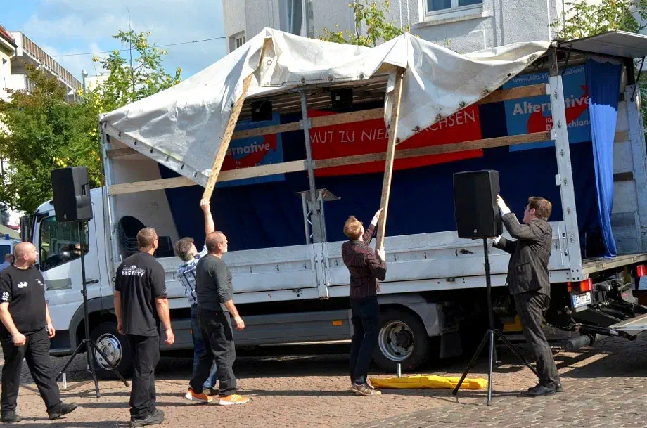 Als Wahlkampfmobil der AfD Niedersachsen fungierte ein LKW, mit dem die AfD mehrere Orte Niedersachsens bereiste.