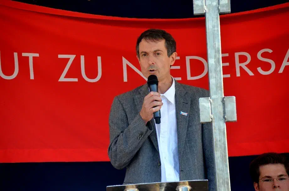 Gerhad Vierfuß, Kandidat in der Stadt Oldenburg, begnügte sich mit einer kurz gehaltenen Rede, die im Lärm der Gegendemonstrant*innen unterging.