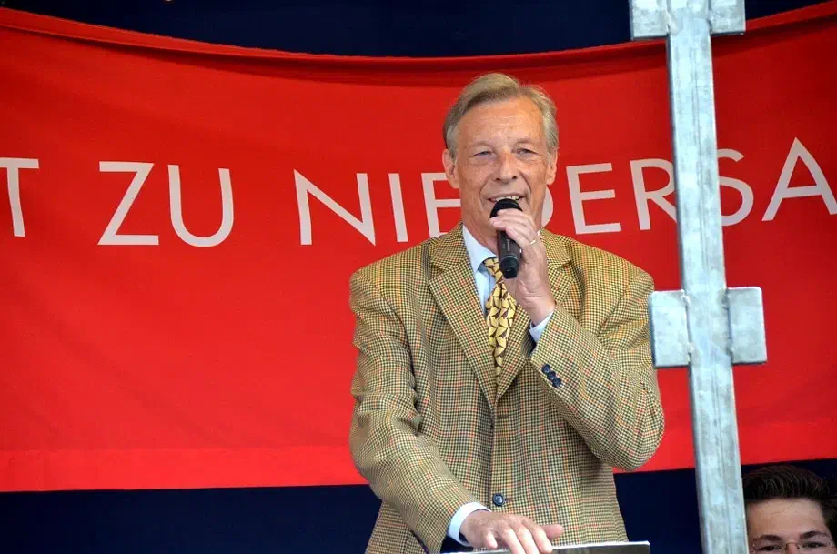 Als Hauptredner der nun durchgeführten Veranstaltung trat der Landesvorsitzende der niedersächsischen AfD: Armin Paul Hampel in Erscheinung