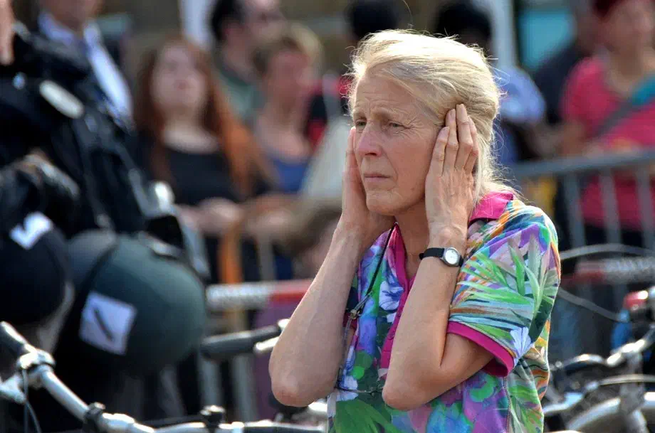 Unter den Kundgebungsteilnehmer*innen machte sich schnell Unmut über den lautstarken Gegenprotest breit. Die Reden der AfD waren zeitweise nicht zu verstehen.