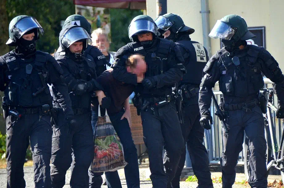 Nach Kundgebungsende kam es kurzzeitig zu Tumulten, als eine Gruppe AfDler um Armin Paul Hampel versuchte, den Ort durch die Gegenkundgebung zu verlassen. Nachdem Hampel einen Gegendemonstranten schubste, kam es laut Polizeibericht zu einer "wechselseitigen Körperverletzung". Die Polizei brachte die Parteimitglieder daraufhin zuräck auf den Kundgebungsplatz und fürte mit teils unverhältnismäßige Gewalteinsatz Festnahmen bei Gegendemonstrat*innen durch.