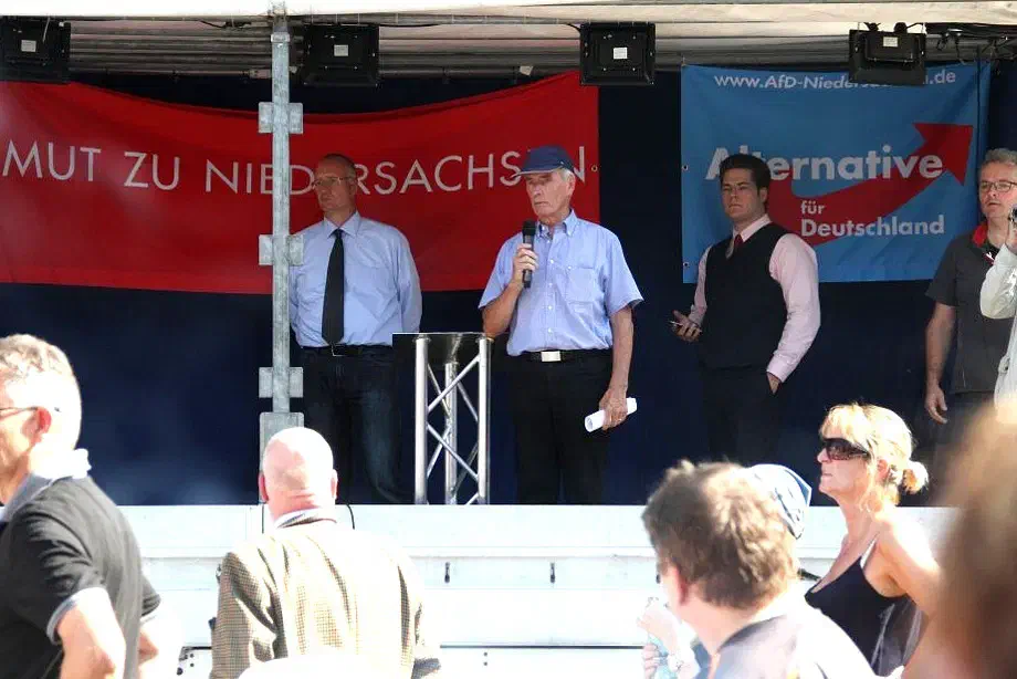 Auf dem Trammplatz nahe dem Neuen Rathaus waren zu diesem Zweck Tische und Stühle sowie eine Bühne aufgebaut worden.
