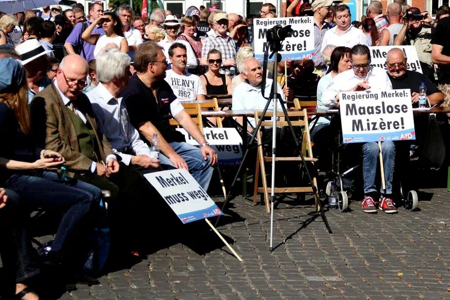 Unter den Teilnehmer*innen der Veranstaltung befanden sich größere Gruppen von Gegendemonstrant*innen, sodass die Zahl der AfD-Anhänger*innen wohl eher bei 230 bis 250 gelegen haben dürfte.