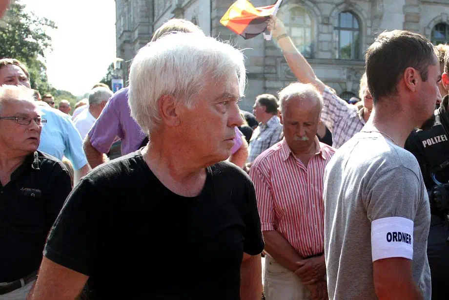 Ebenfalls anwesend waren Teilnehmer neonazistischer Veranstaltungen, wie der "Demo gegen linke Gewalt", ...