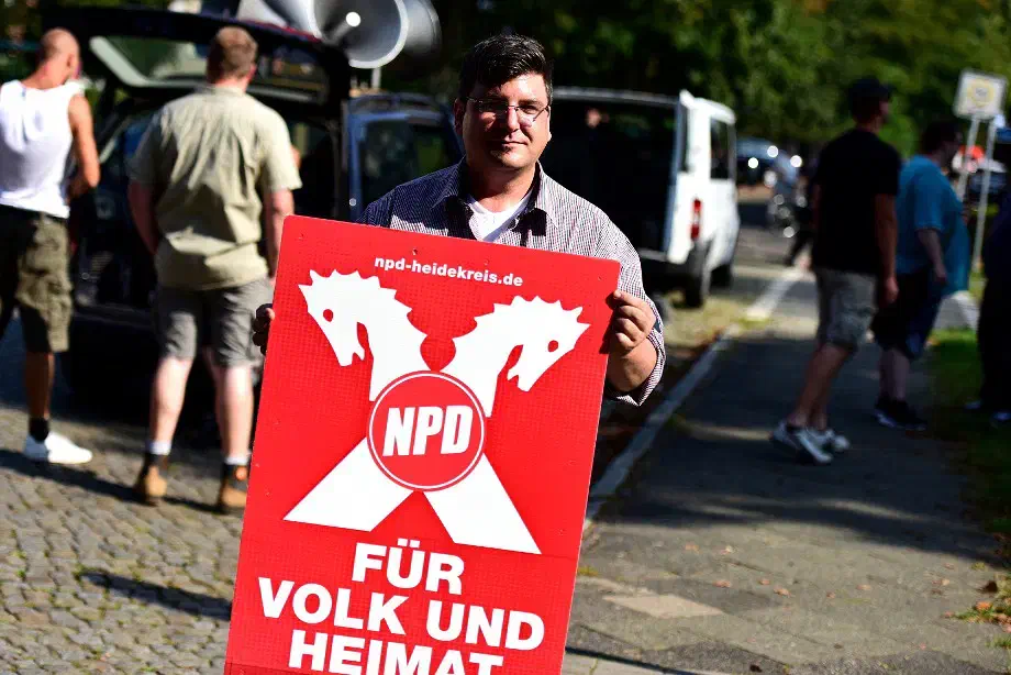 Auch der stellvertretende Landesvorsitzende der NPD-Niedersachsen, Ingo Helge, war mit einem Lautsprecherfahrzeug in Stade vor Ort.