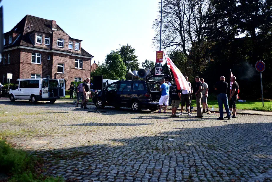 Die im Vorfeld groß angekündigte Demonstration kam mangels TeilnehmerInnen jedoch nicht in Fahrt. Eine Stunde nach Veranstaltungsbeginn konnten die Veranstalter lediglich eine Handvoll Neonazis in Stade willkommen heißen.