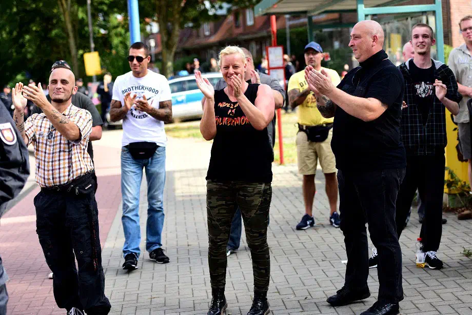 Als etwa 50 TeilnehmerInnen zusammengekommen waren, gab es von den anwesenden Neonazis Beifall...