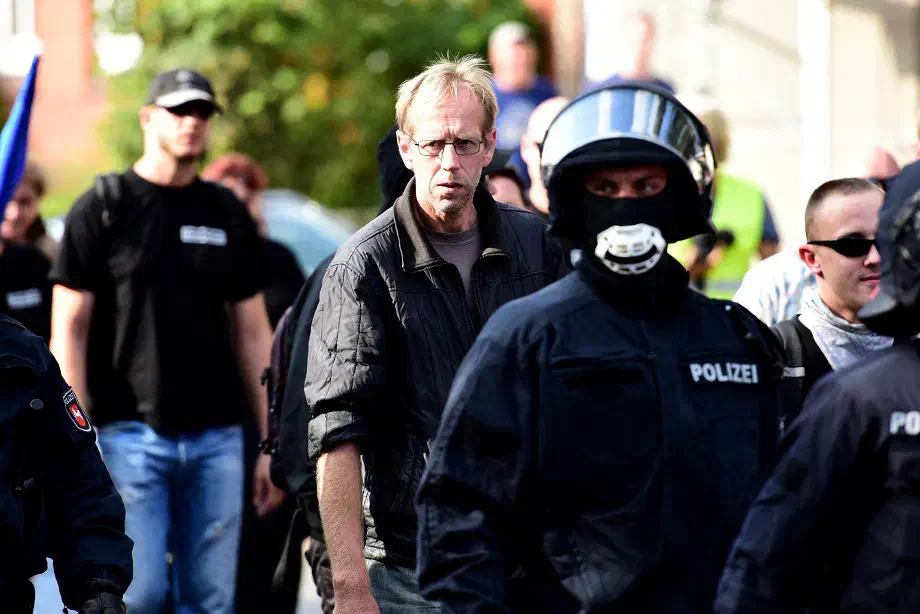 Auch ein Neonazis aus Dänemark, Anhänger der "Dänischen Nationalsozialistischen Bewegung" (DNSB) gelangte mit den anreisenden TeilnehmerInnen zum Platz der Auftaktkundgebung.