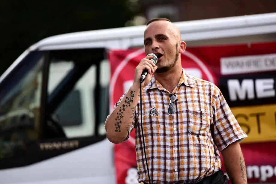 Der Anmelder der Neonazidemonstration, Andreas Haack, beim Verlesen der Auflagen.