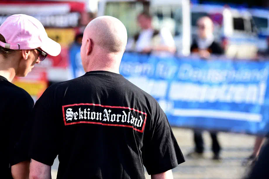 Die Hemden waren jeweils vorne im Brustbereich zuwie auf der Rückenansicht mit dem Schriftzug "Sektion Nordland" versehen. Die Bezeichnung "Nordland" spielt dabei auf eine gleichnamige "SS-Freiwilligen Division" an. In Hamburg / Schleswig-Holstein existiert bereits eine Jugendgruppe der NPD (Junge Nationaldemokraten) gleichen Namens. Die "Sektion Nordland" bezog sich in Stade auf die Strukturen von "Gemeinsam für Deutschland" und steht mit der JN nur temporär in Verbindung. Ziel der VeranstalterInnen ist vielmehr die Schaffung eigenständiger GfD-Strukturen.