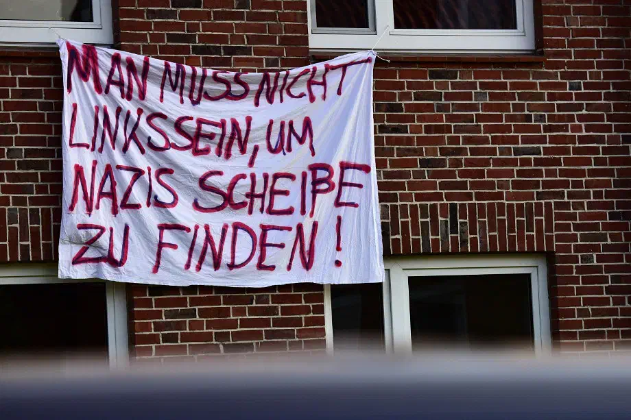 Bürgerprotest am Rande des Aufmarsches..