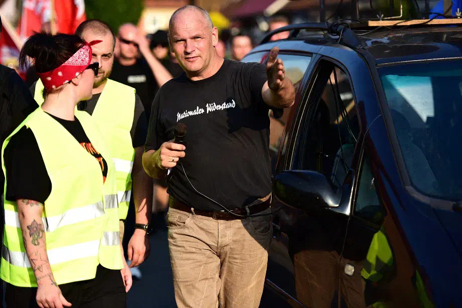 Antifaschistischen GegendemonstratInnen gelang es mit einer Sitzblockade einen Teil der Wegstrecke zu blockieren. Die Zwischenkundgebung der Neonazis musste daraufhin an anderer Stelle abgehalten werden.