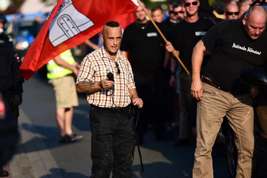 ...Die DemonstrationsteilnehmerInnen werden über den ungeplanten Zwischenstop informiert.